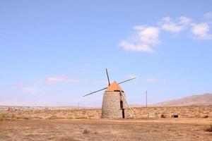 traditionelle Windmühle unter strahlend blauem Himmel foto