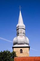 Kirchturm unter blauem Himmel foto