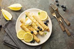 Crêpes mit Zitronenfüllung und Heidelbeeren foto