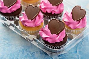 romantische Cupcakes mit rosa Zuckerguss foto