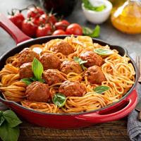 Spaghetti mit Tomatensauce und Fleischbällchen foto