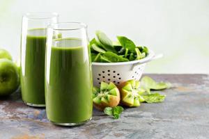 grüner saft in hohen gläsern foto