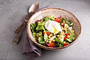 Salat mit frischem Gemüse und Kichererbsen foto