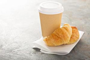 Croissants mit Kaffee zum Mitnehmen foto