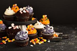 Halloween-Cupcakes mit Dekorationen foto