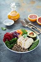 Gesunde Mittagsschüssel mit Huhn und Quinoa foto