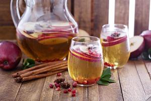 weiße Sangria mit Apfelwein foto