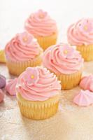 Vanille-Cupcakes mit rosa Himbeer-Zuckerguss foto