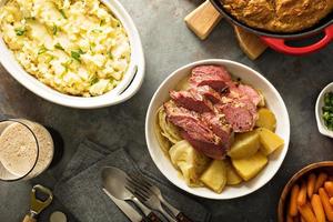 traditionelles irisches abendessen mit corned beef und colcannon foto