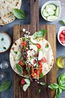 Fladenbrot mit Rindfleisch und Gemüse foto