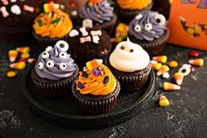 festliche Halloween-Cupcakes und Leckereien foto