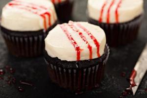 gruselige Halloween Cupcakes mit Kunstblut foto
