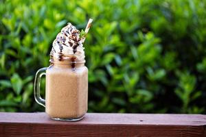 Schokoladen-Kaffee-Frappé auf der Veranda foto