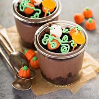 Halloween-Dessert in einem Glas, Schokoladenpudding foto