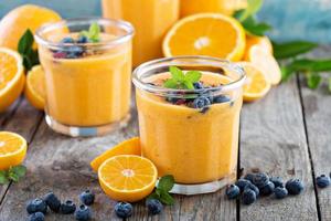 Orangen- und Mango-Smoothie mit Müsli foto