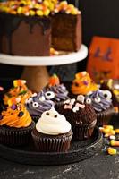 festliche Halloween-Cupcakes und Leckereien foto