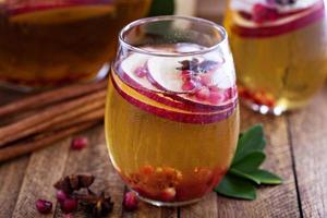 weiße Sangria mit Apfelwein foto