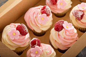 rosa Vanille- und Himbeer-Cupcakes foto