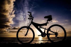 Fahrradsilhouette am Ozean foto