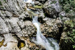 Wasserlauf und Felsen foto