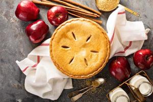 Apfelkuchen in einer Holzkiste foto