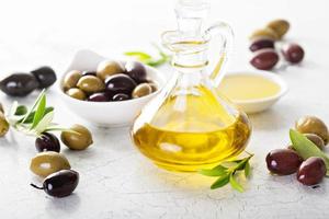 Olivenöl in Vintage-Flaschen foto