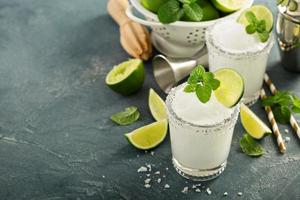 Margarita aus gefrorener Limette und Minze foto