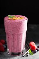 Beeren-Smoothie in einem hohen Glas foto