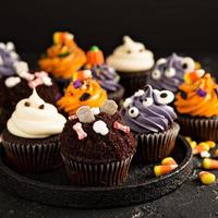 festliche Halloween-Cupcakes und Leckereien foto