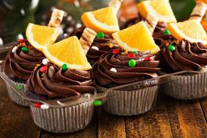 Schokoladen-Orangen-Cupcakes zu Weihnachten foto
