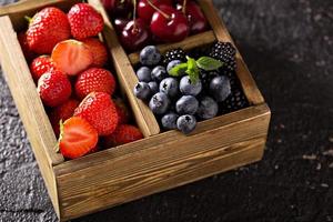 frische Beeren in einer Holzkiste foto