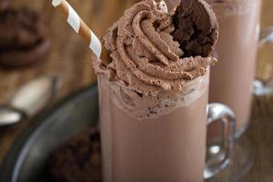 Schokoladen-Cookie-Milchshake in hohen Bechern foto