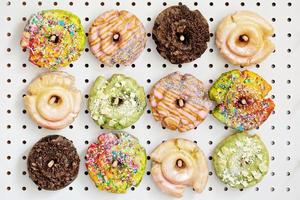 Vielzahl von Donuts auf einem Steckbrett foto