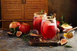 Herbst- oder Winter-Sangria mit Feige, Äpfeln und Honig foto