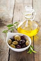 Olivenöl in Vintage-Flasche foto