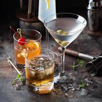 verschiedene alkoholische Cocktails foto