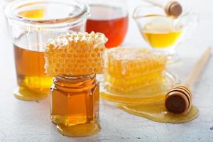 verschiedene Arten von Honig und Waben foto