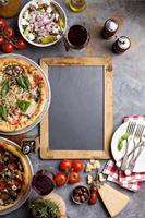 Pizza Margherita und Peperoni mit Basilikum foto