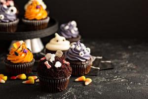 festliche Halloween-Cupcakes und Leckereien foto