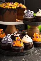 festliche Halloween-Cupcakes und Leckereien foto