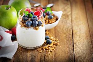 Hüttenkäse-Joghurt-Parfait mit Müsli foto