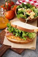 Piment-Käse-Sandwich mit Speck foto