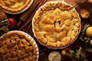 Apfelkuchen mit Herbstlaub dekoriert foto