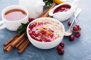 Herbstfrühstück mit Haferflocken und Cranberry-Sauce foto