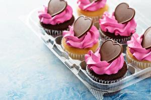 romantische Cupcakes mit rosa Zuckerguss foto