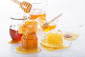 verschiedene Arten von Honig und Waben