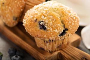 Heidelbeer- und Bananenmuffins mit Kaffee zum Frühstück foto