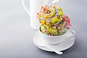 Einhorn Donuts mit Kaffee foto