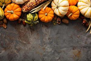 Herbstkopierraum mit Kürbissen und Mais foto