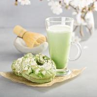 Donuts aus Matcha und weißer Schokolade mit Tee foto